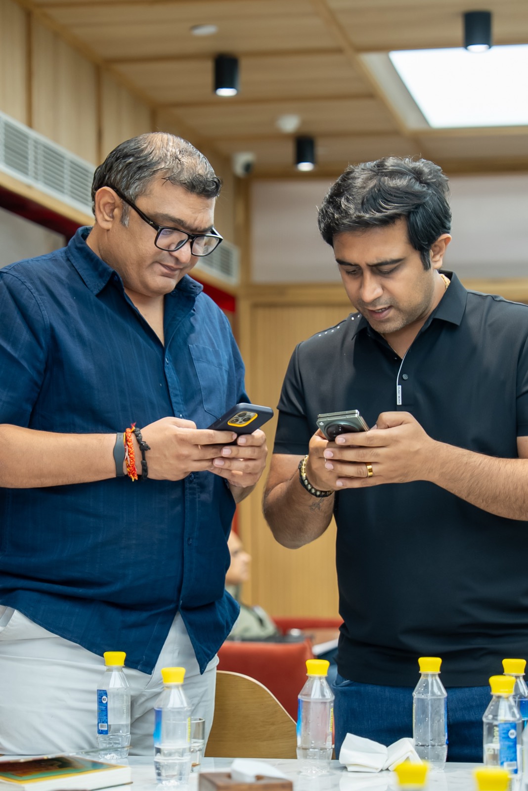 Two attendees in conversation over lunch at Miles Ahead Delhi