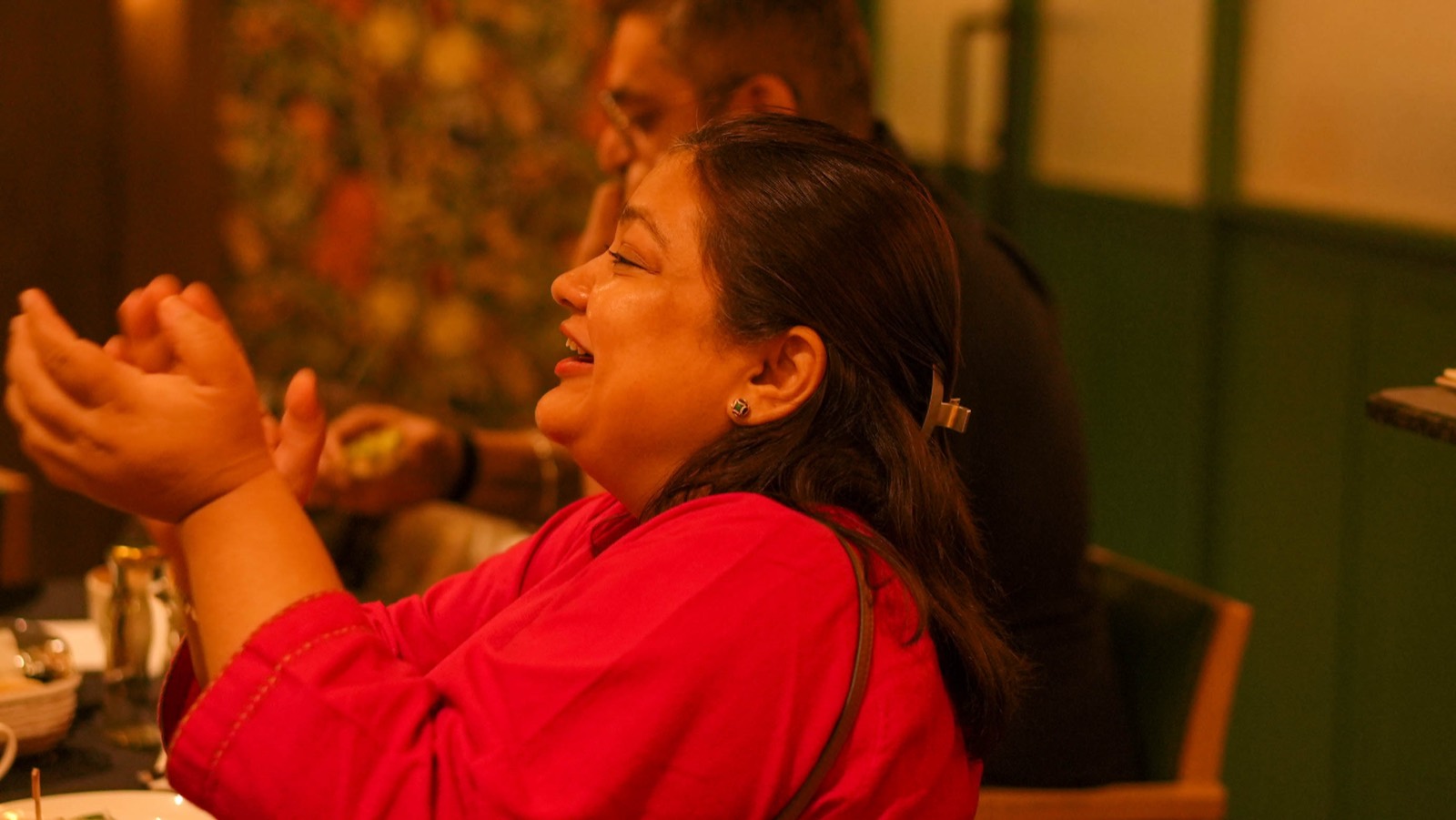 An attendee laughing at Miles Ahead Mumbai